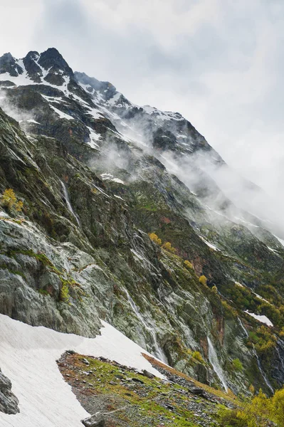 Beautiful mountain landscape with snow in fog — Free Stock Photo