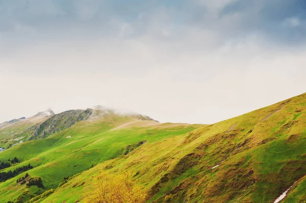 Beau paysage de montagne dans le brouillard et le ciel — Photo gratuite