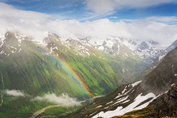 Hermoso paisaje de montaña con arco iris — Foto de stock gratuita