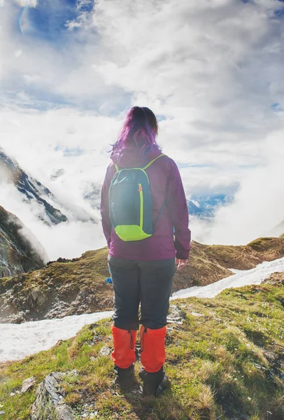 Mujer excursionista de pie en la cima de la montaña. Postura trasera — Foto de Stock