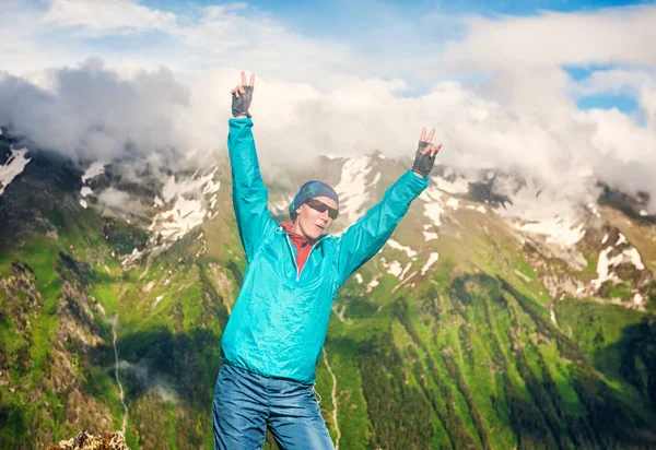 Joven mujer feliz excursionista en la cima de la montaña — Foto de Stock