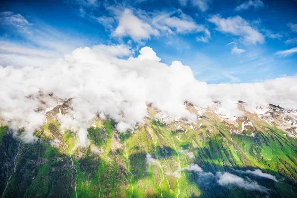 Hermoso paisaje de montaña y cielo azul —  Fotos de Stock