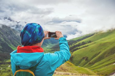 Kadın uzun yürüyüşe çıkan kimse alarak fotoğraf dağ tepesinde 