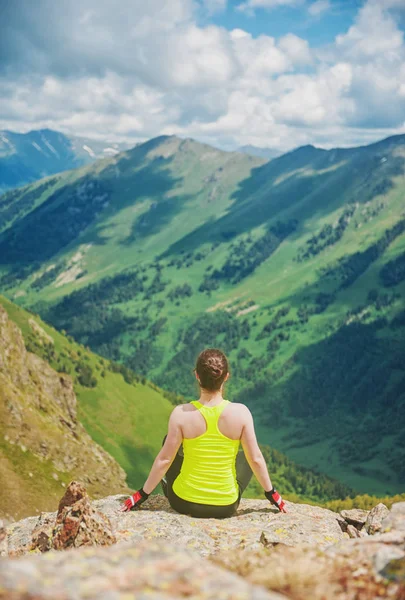 Žena, která dělá relax cvičení na vrcholu hory — Stock fotografie