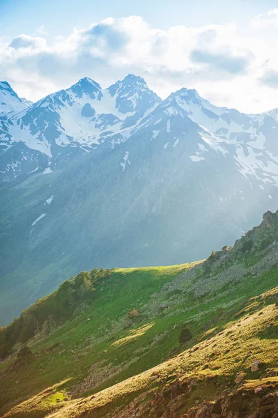 Красивий гірський пейзаж і блакитне небо — Безкоштовне стокове фото