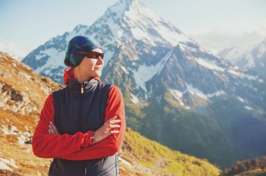 Dağ tepesinde turist kadın uzun yürüyüşe çıkan kimse 