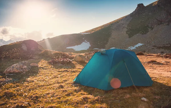 Tenda turistica in campeggio tra paesaggio montano — Foto stock gratuita