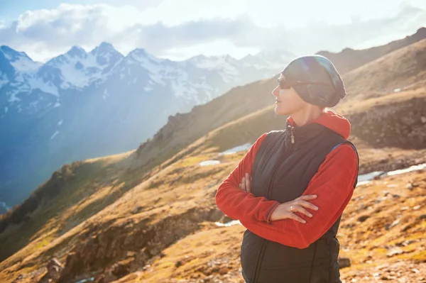 Escursionista donna turistica sulla cima della montagna — Foto Stock