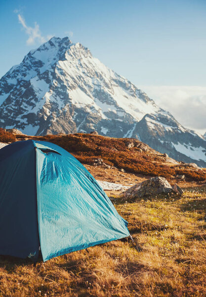 Tourist tent in camp among mountain landscape and sky — Stock Image Tourist tent in camp among mountain landscape and sky — Stock Photo, Image