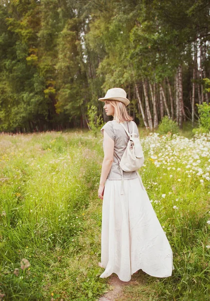 Mooie vrouw in lange jurk op de weide van de zomer — Stockfoto