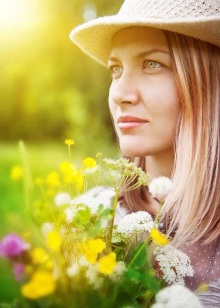 Porträt einer schönen Frau mit sommerlichem Blumenstrauß — Stockfoto