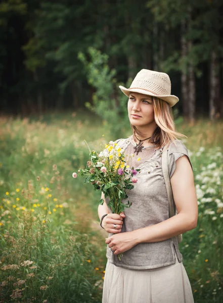 Portret pięknej kobiety z bukiet kwiatów letnich — Zdjęcie stockowe