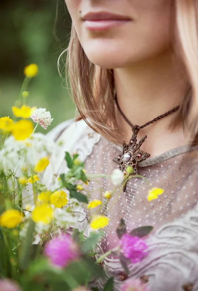 Portrait de belle femme avec bouquet de fleurs d'été — Photo