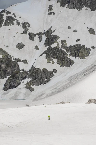 Pequena figura do homem no grande espaço da neve geleira — Fotografia de Stock