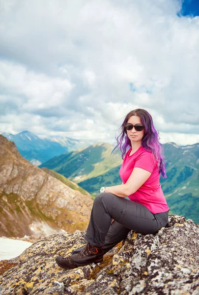 Женщина-туристка сидит на вершине горы — стоковое фото