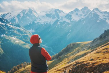 Dağ tepesinde turist kadın uzun yürüyüşe çıkan kimse 