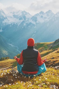 Dağ tepesinde egzersiz yaparak kadın 