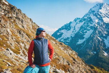 Dağ tepesinde turist kadın uzun yürüyüşe çıkan kimse 