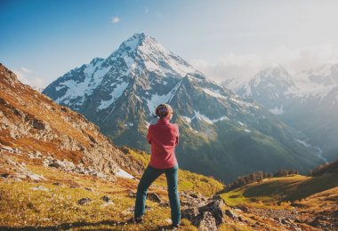 Kadın uzun yürüyüşe çıkan kimse dağın ayakta. Geri poz