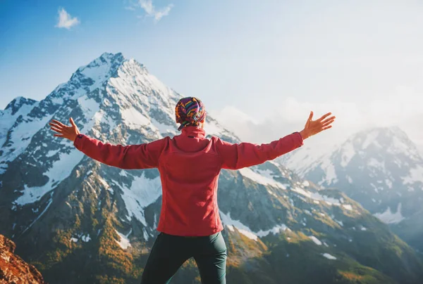 Kvinna hiker stående på toppen av berget. Tillbaka utgör — Stockfoto