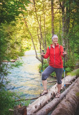 Kadın hiker ormanda yürüyüş sopa ile. Turizm kavramı