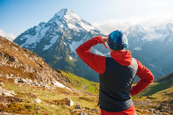 Escursionista donna turistica sulla cima della montagna — Foto Stock