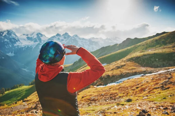 旅游女人徒步旅行者站在山顶 — 图库照片