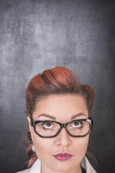 Mujer mirando hacia arriba — Foto de Stock