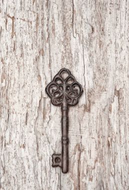 İle ahşap üzerine eski anahtar antika arka plan