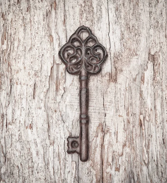 Vintage bakgrund med gamla nyckeln på trä — Stockfoto