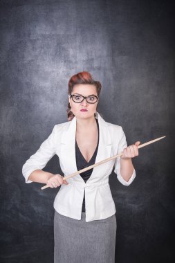 İşaretçi ile bardaklarda ciddi öğretmen 