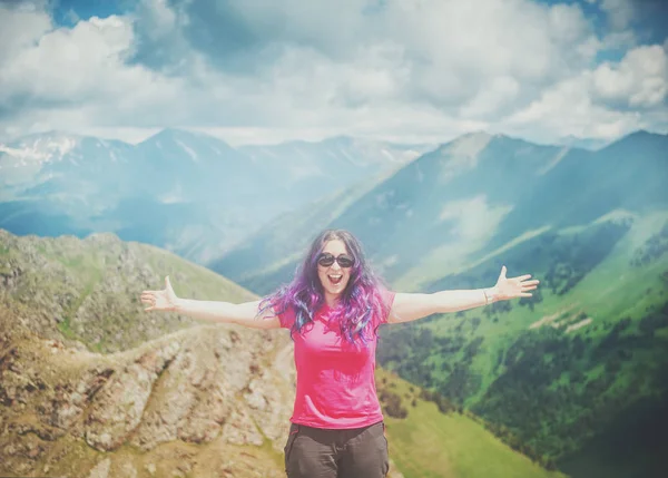 Mujer feliz excursionista de pie en la cima de la montaña al aire libre —  Fotos de Stock