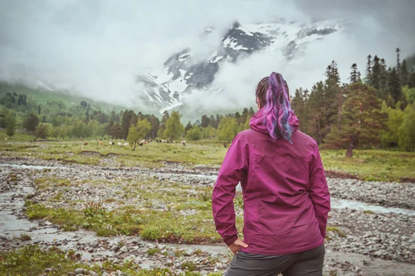 Женщина смотрит на туманную гору. Концепция туризма — стоковое фото