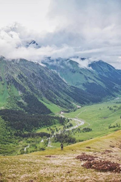 Schöne Berglandschaft, Tal und Himmel — kostenloses Stockfoto