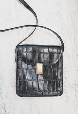 Ahşap arka plan üzerinde siyah deri çanta. Mock-up tasarım depo