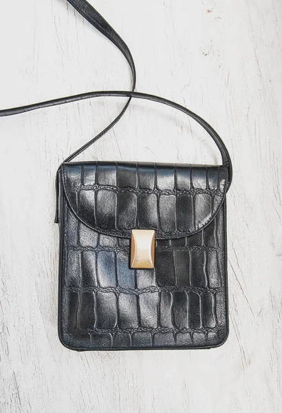 Ahşap arka plan üzerinde siyah deri çanta. Mock-up tasarım depo