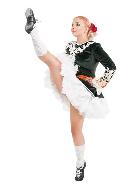 Bella donna in abito per la danza irlandese con gamba isolata — Foto Stock