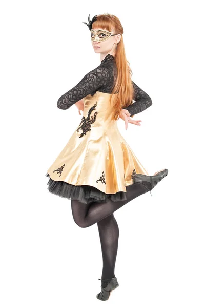 Hermosa mujer en vestido para danza irlandesa y máscara bailando isolat — Foto de Stock
