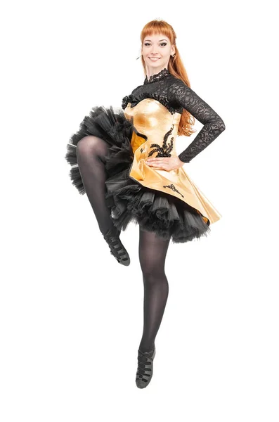 アイリッシュ ダンス ジャンプ分離のためのドレスで美しい女性 — ストック写真