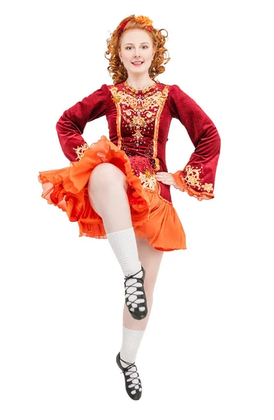 Piękna kobieta w czerwonej sukience do tańca irlandzkiego skoków na białym tle — Zdjęcie stockowe