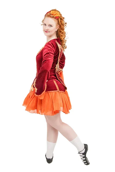 Bella donna in abito rosso per la danza irlandese isolato — Foto Stock