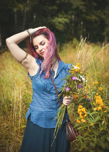 Mooie vrouw geniet van de zomer op de weide — Stockfoto