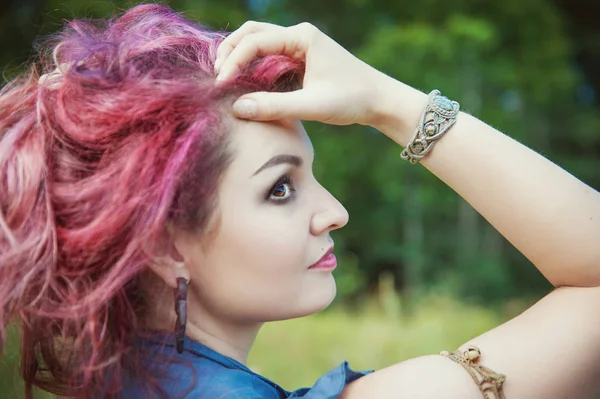 Porträt einer schönen Frau mit roten Haaren — Stockfoto