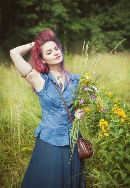 Bella donna godere l'estate sul prato — Foto Stock