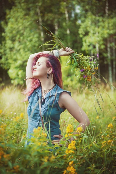 美しい女性が草原に夏をお楽しみください。 — ストック写真