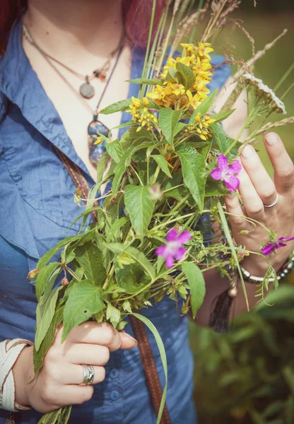 Красивая женщина руки с летним букетом диких цветов — стоковое фото