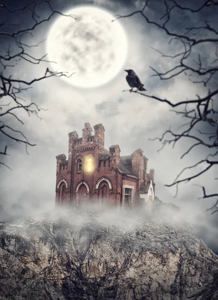 Kayanın üzerinde perili ev terk edilmiş. Cadılar Bayramı sahne