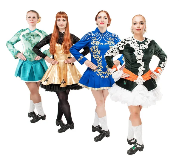 Quatro mulheres bonitas em vestidos para dança irlandesa isolado — Fotografia de Stock
