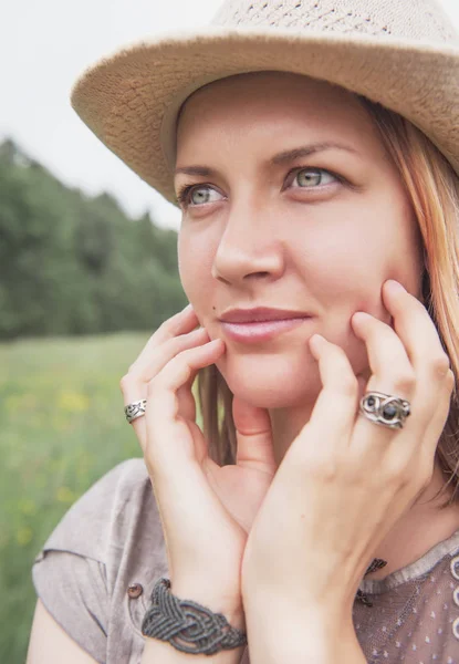 Женское лицо с браслетом ручной работы на руке — стоковое фото