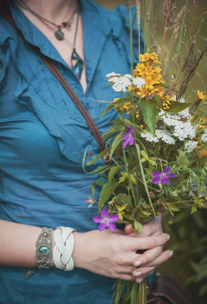 Mooie vrouw handen met zomer wilde bloemen boeket — Stockfoto